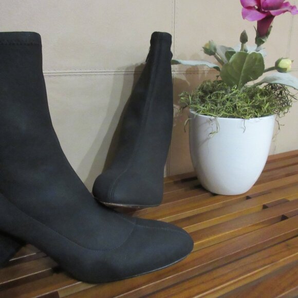 BADGLEY MISCHKA Stretch Knit Black Bootie in GREAT Pre-Owned Condition - Picture 4 of 8